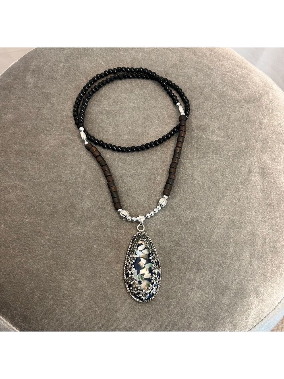 Women’s silver tone wooden beaded floral mother of pearl oval pendant necklace 